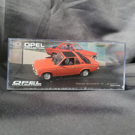 Detailliertes Modellauto des Opel Kadett C „Aero“ (1976–1978) in Orange mit schwarzem Targa-Dach im Maßstab 1:43.