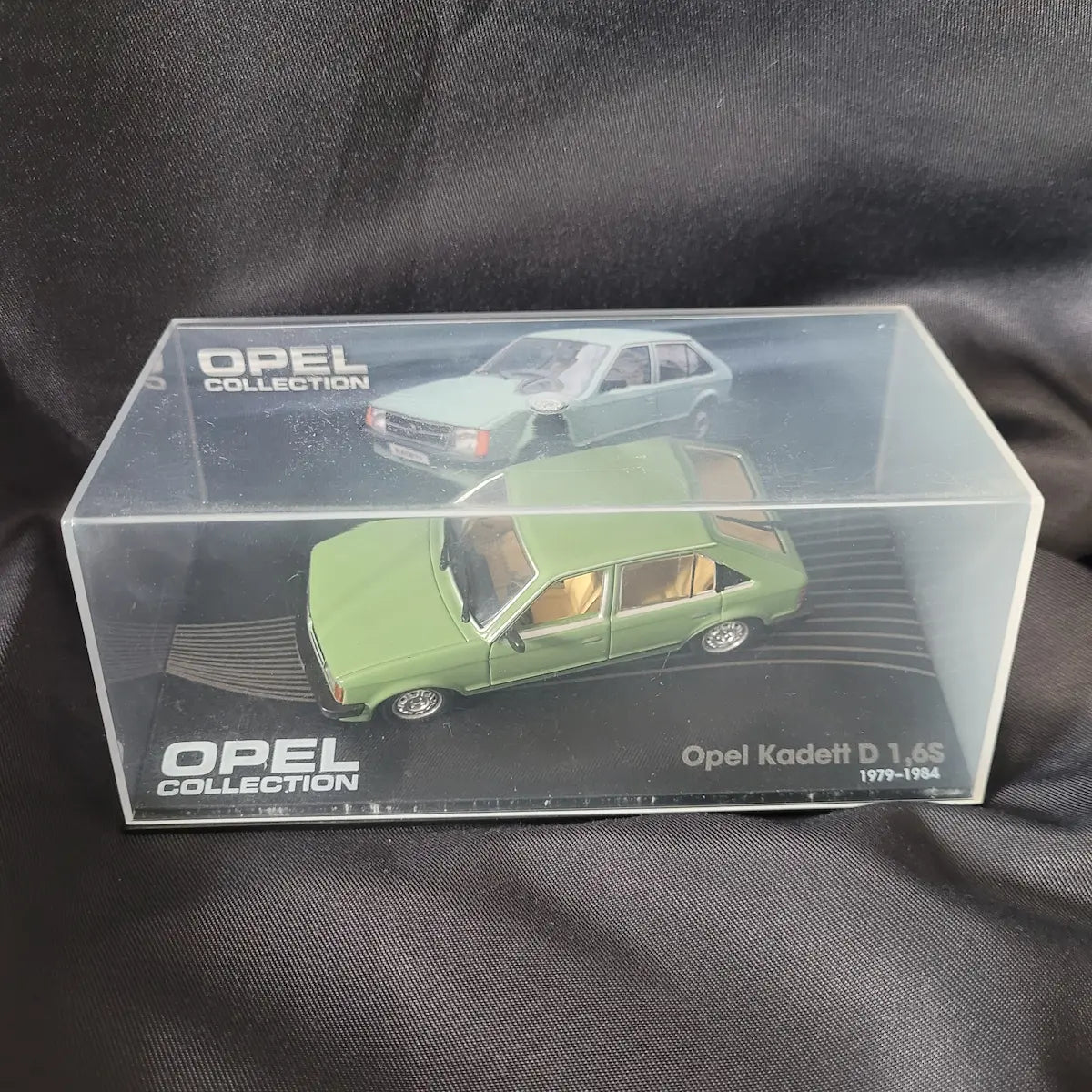Grünes Modellauto des Opel Kadett D 1,6S (1979–1984) im Maßstab 1:43 aus der Opel Collection.