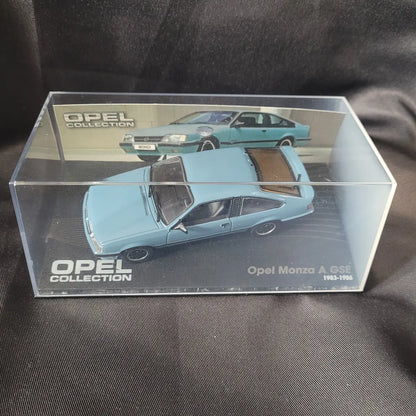 Hellblaues Modellauto des Opel Monza A GSE (1983–1986) im Maßstab 1:43 aus der Opel Collection.