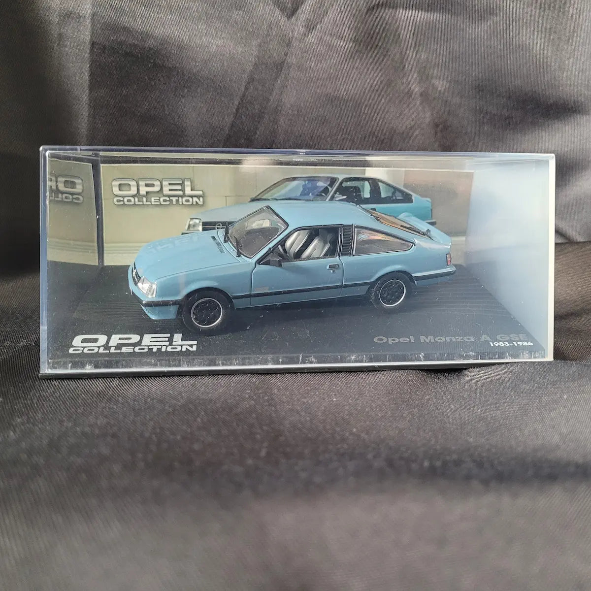 Hellblaues Modellauto des Opel Monza A GSE (1983–1986) im Maßstab 1:43 aus der Opel Collection.