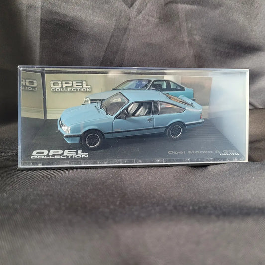 Hellblaues Modellauto des Opel Monza A GSE (1983–1986) im Maßstab 1:43 aus der Opel Collection.