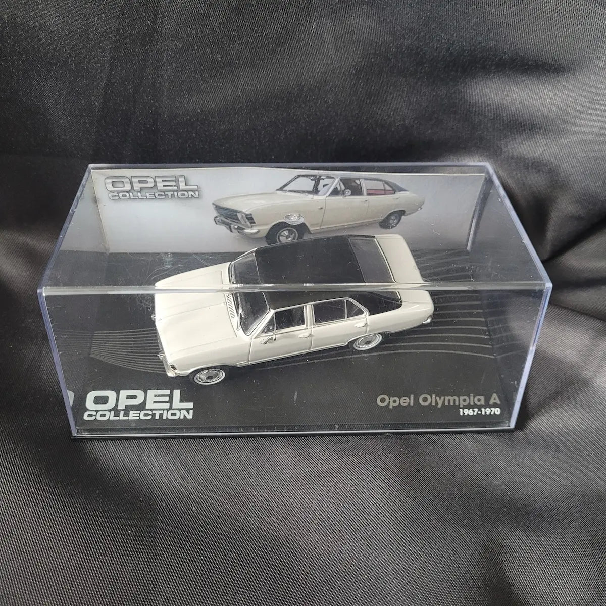 Cremeweißes Modellauto des Opel Olympia A (1967–1970) mit schwarzem Dach im Maßstab 1:43 aus der Opel Collection.
