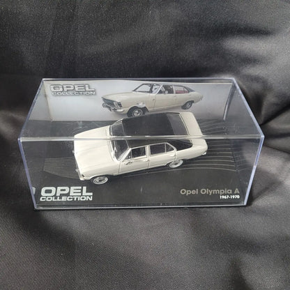Cremeweißes Modellauto des Opel Olympia A (1967–1970) mit schwarzem Dach im Maßstab 1:43 aus der Opel Collection.