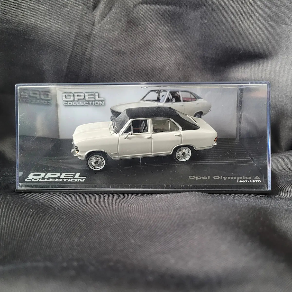 Cremeweißes Modellauto des Opel Olympia A (1967–1970) mit schwarzem Dach im Maßstab 1:43 aus der Opel Collection.