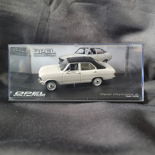 Cremeweißes Modellauto des Opel Olympia A (1967–1970) mit schwarzem Dach im Maßstab 1:43 aus der Opel Collection.