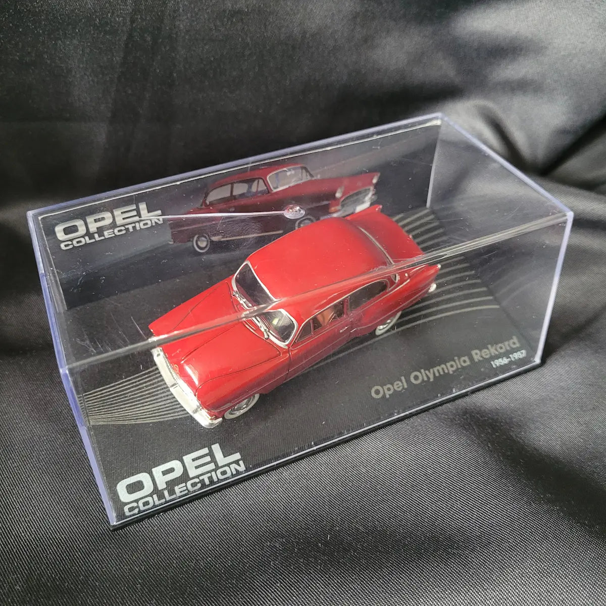 Rotes Modellauto des Opel Olympia Rekord (1956–1957) im Maßstab 1:43 aus der Opel Collection.