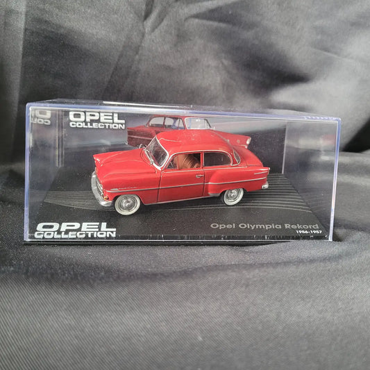 Rotes Modellauto des Opel Olympia Rekord (1956–1957) im Maßstab 1:43 aus der Opel Collection.