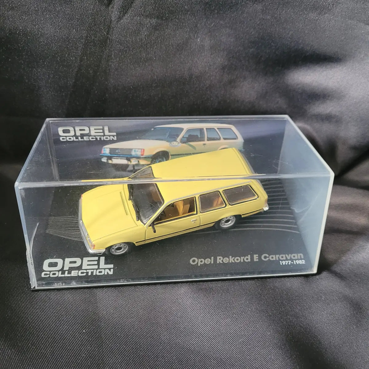 Gelbes Modellauto des Opel Rekord E Caravan (1977–1982) im Maßstab 1:43 aus der Opel Collection.