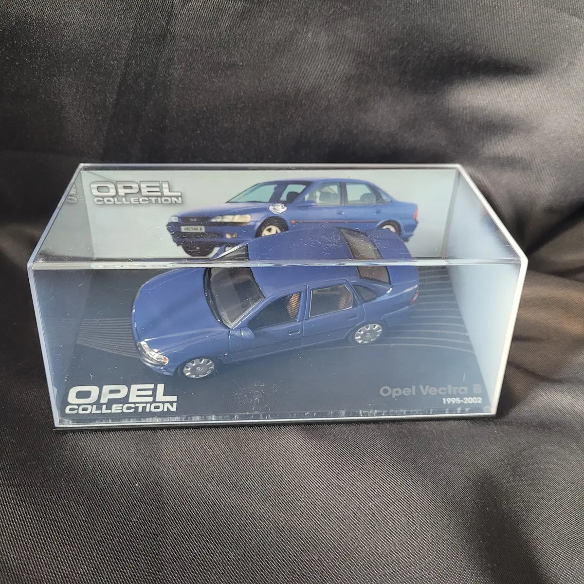 Detailliertes Modellauto des Opel Vectra B (1995–2002) in Blau im Maßstab 1:43 aus der Opel Collection.
