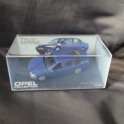 Detailliertes Modellauto des Opel Vectra B (1995–2002) in Blau im Maßstab 1:43 aus der Opel Collection.