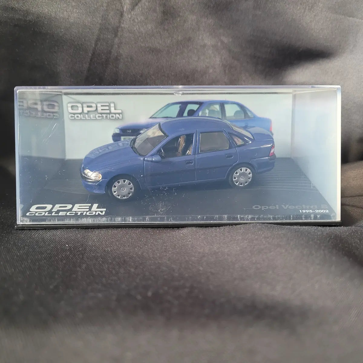 Detailliertes Modellauto des Opel Vectra B (1995–2002) in Blau im Maßstab 1:43 aus der Opel Collection.