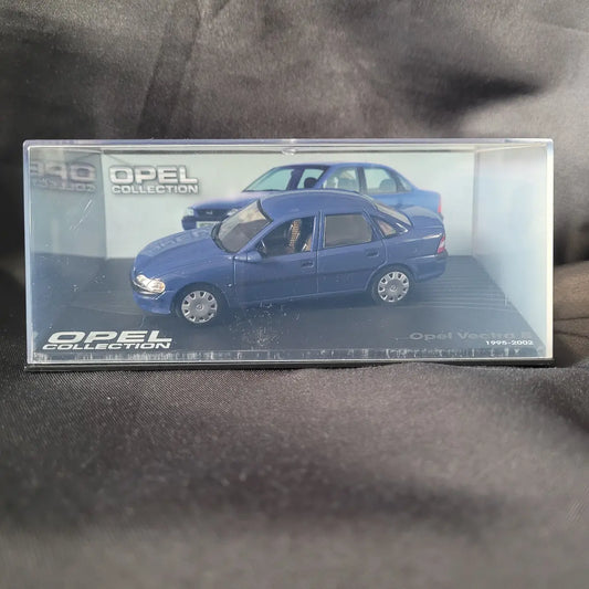 Detailliertes Modellauto des Opel Vectra B (1995–2002) in Blau im Maßstab 1:43 aus der Opel Collection.