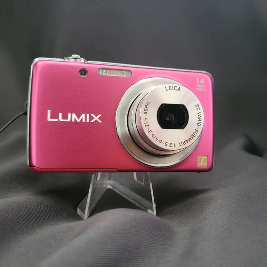 Kompakte Panasonic Lumix DMC-FS40 Digitalkamera in Pink mit Leica DC Vario-Summarit Objektiv.