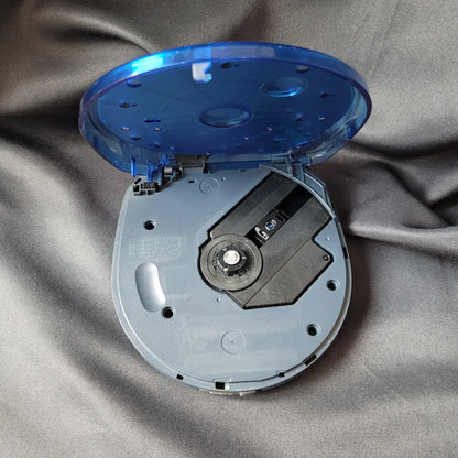 Blau-transparenter Panasonic SL-SX340 Discman mit 48 Sekunden Anti-Skip-System. Geöffneter Gehäusedeckel.