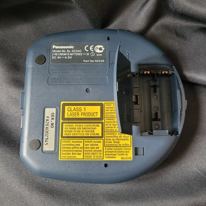 Blau-transparenter Panasonic SL-SX340 Discman mit 48 Sekunden Anti-Skip-System. Rückseite mit offenem Batterieach.