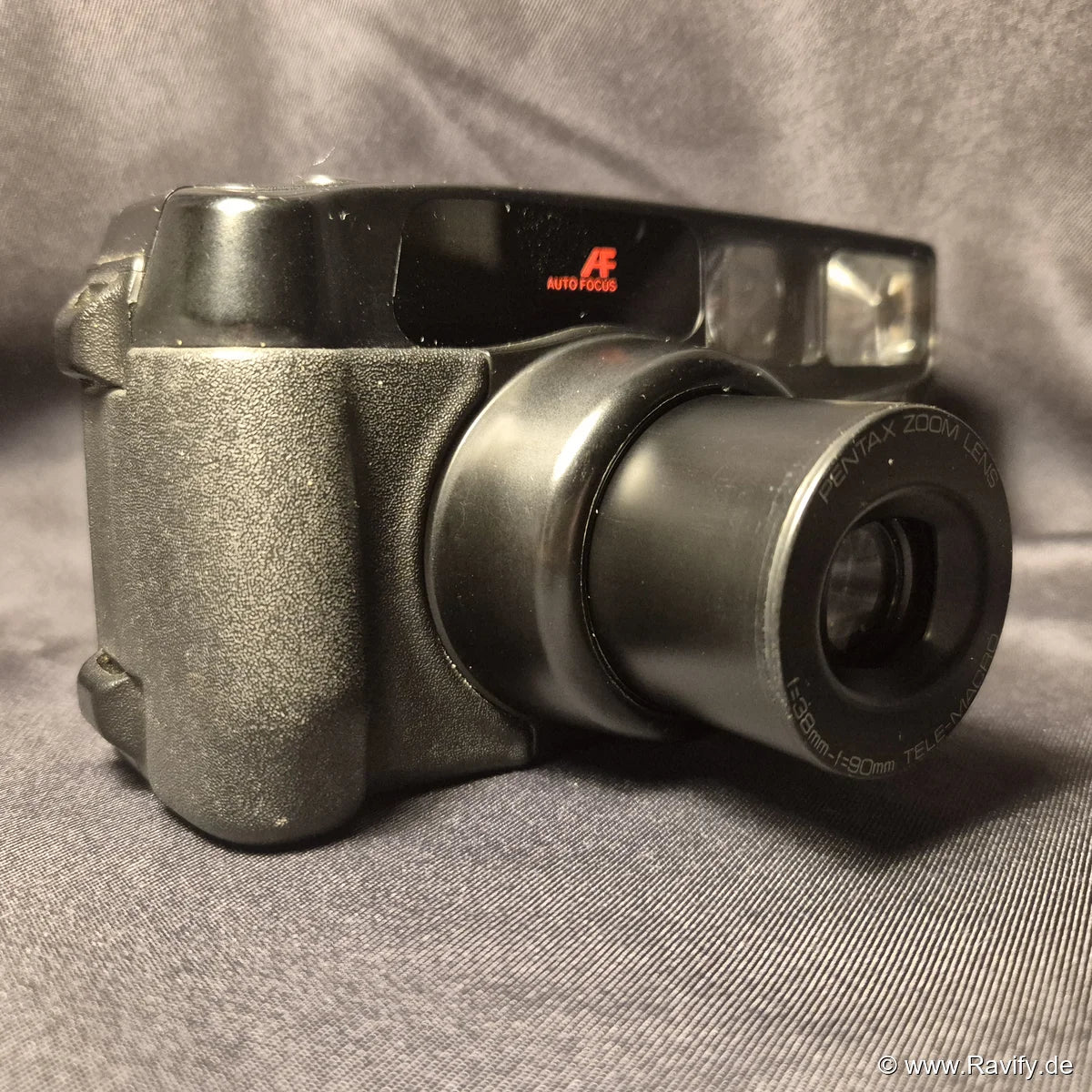 Pentax Zoom 90 analoge Kamera Seitenansicht mit ausgefahrenem Tele-Macro Objektiv