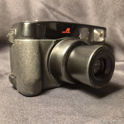 Pentax Zoom 90 analoge Kamera Seitenansicht mit ausgefahrenem Tele-Macro Objektiv