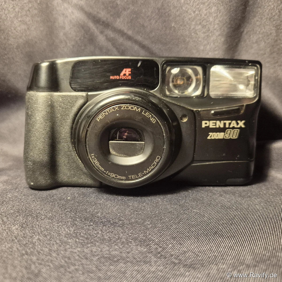 Pentax Zoom 90 analoge Kompaktkamera Frontansicht mit Pentax Zoom Lens 38mm-90mm