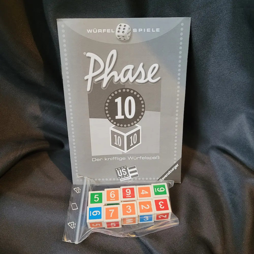 Das Gesellschaftsspiel Phase 10 als Würfelspiel von Ravensburger in der Originalverpackung inklusive Würfeln und Anleitung.