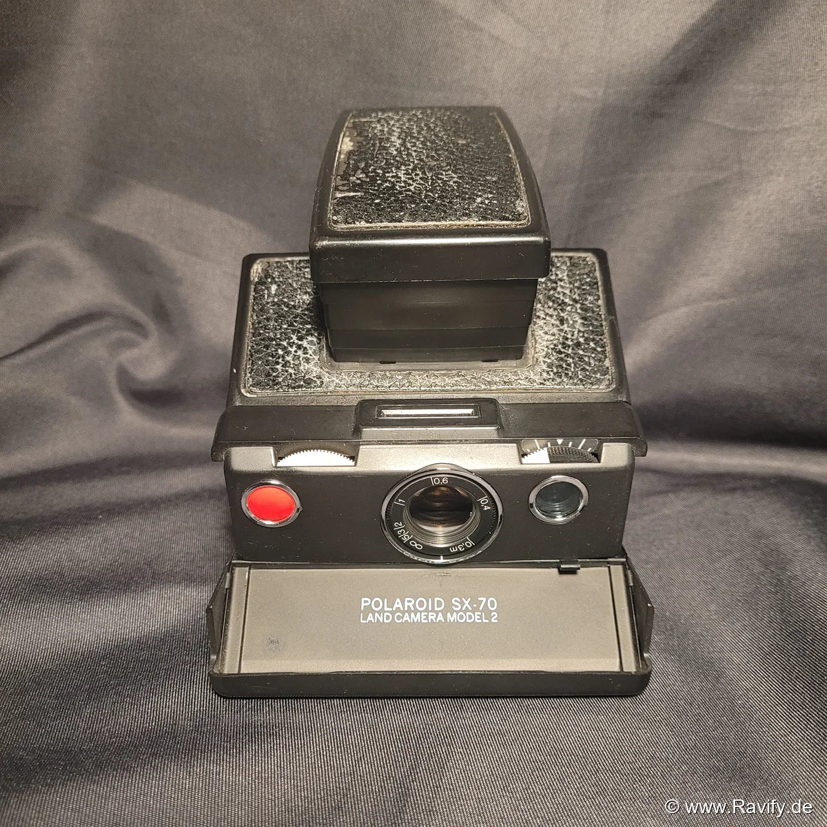 Polaroid SX-70 Land Camera Model 2 Faltkamera in Schwarz auf Hintergrund.