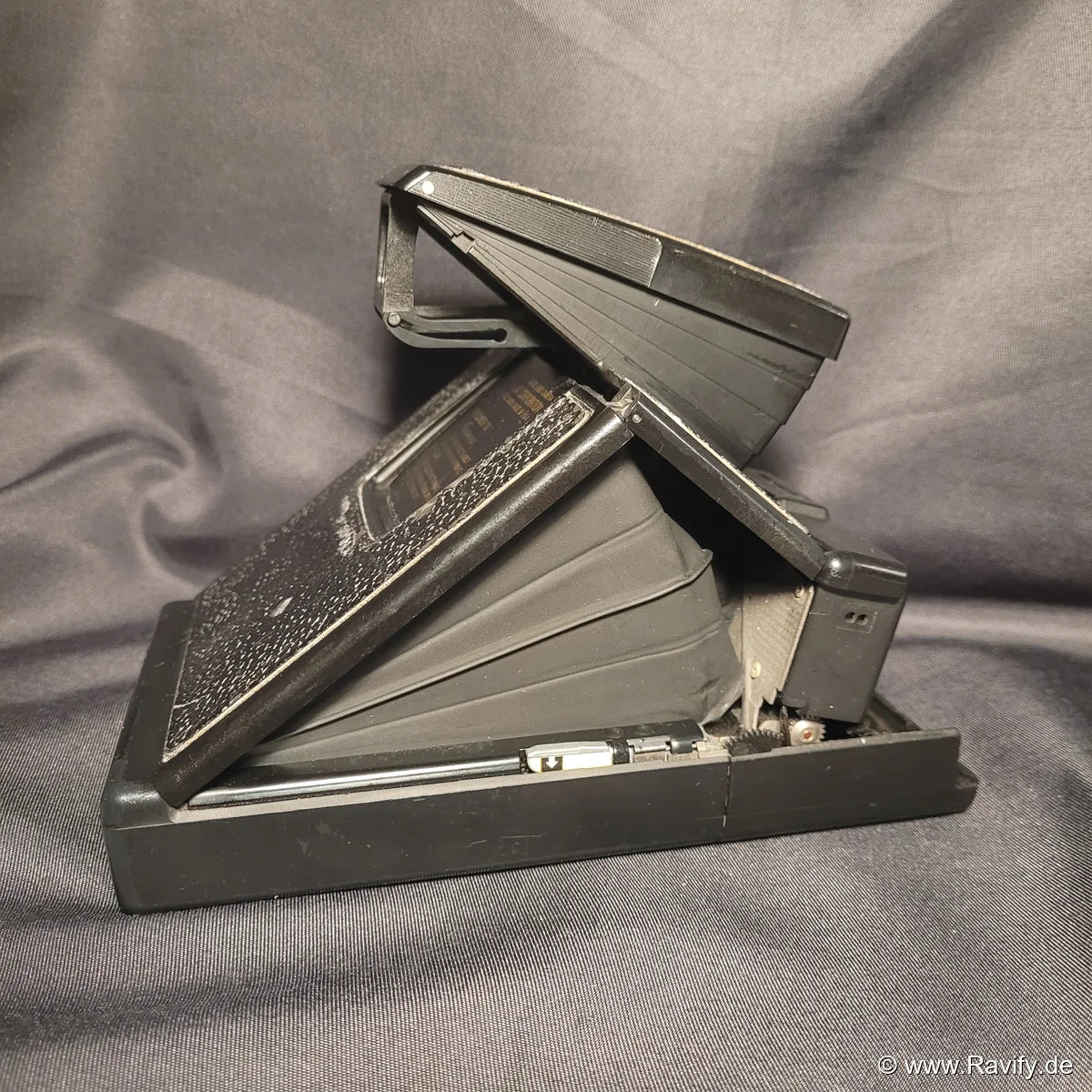 Polaroid SX-70 Land Camera Model 2 Faltkamera in Schwarz auf Hintergrund.