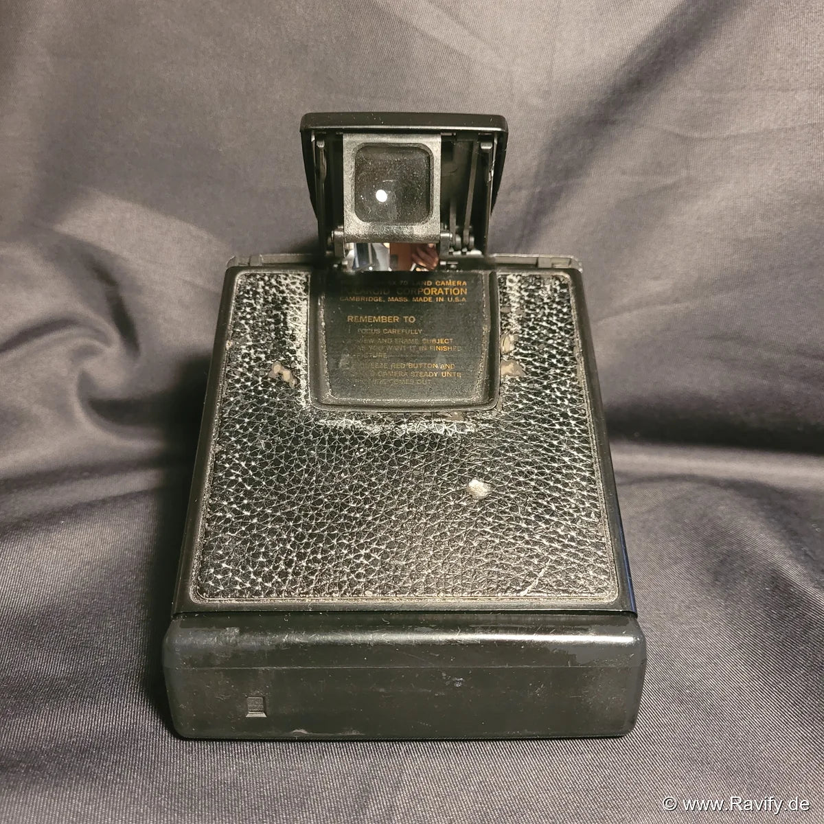Polaroid SX-70 Land Camera Model 2 Faltkamera in Schwarz auf Hintergrund.