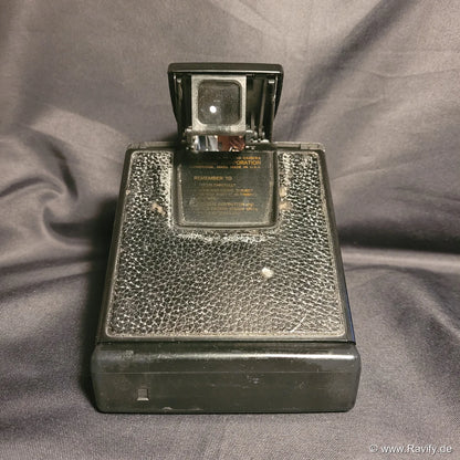 Polaroid SX-70 Land Camera Model 2 Faltkamera in Schwarz auf Hintergrund.