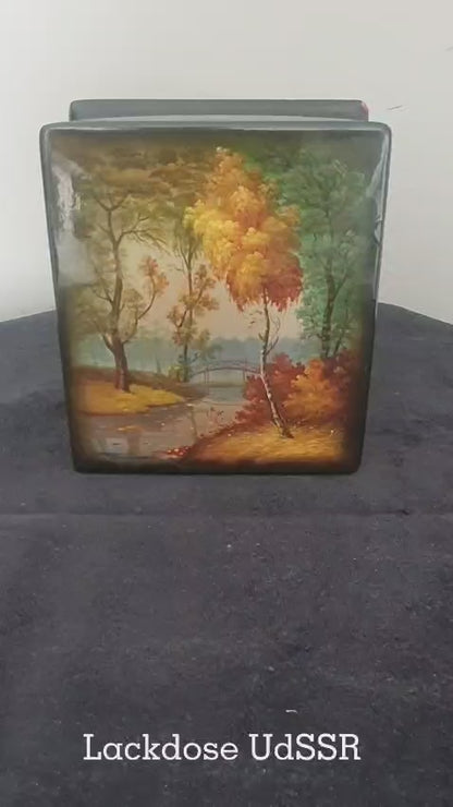 Produktpräsentation der Antike/Vintage Lackdose aus Holz – UdSSR Sammlerstück mit Signatur