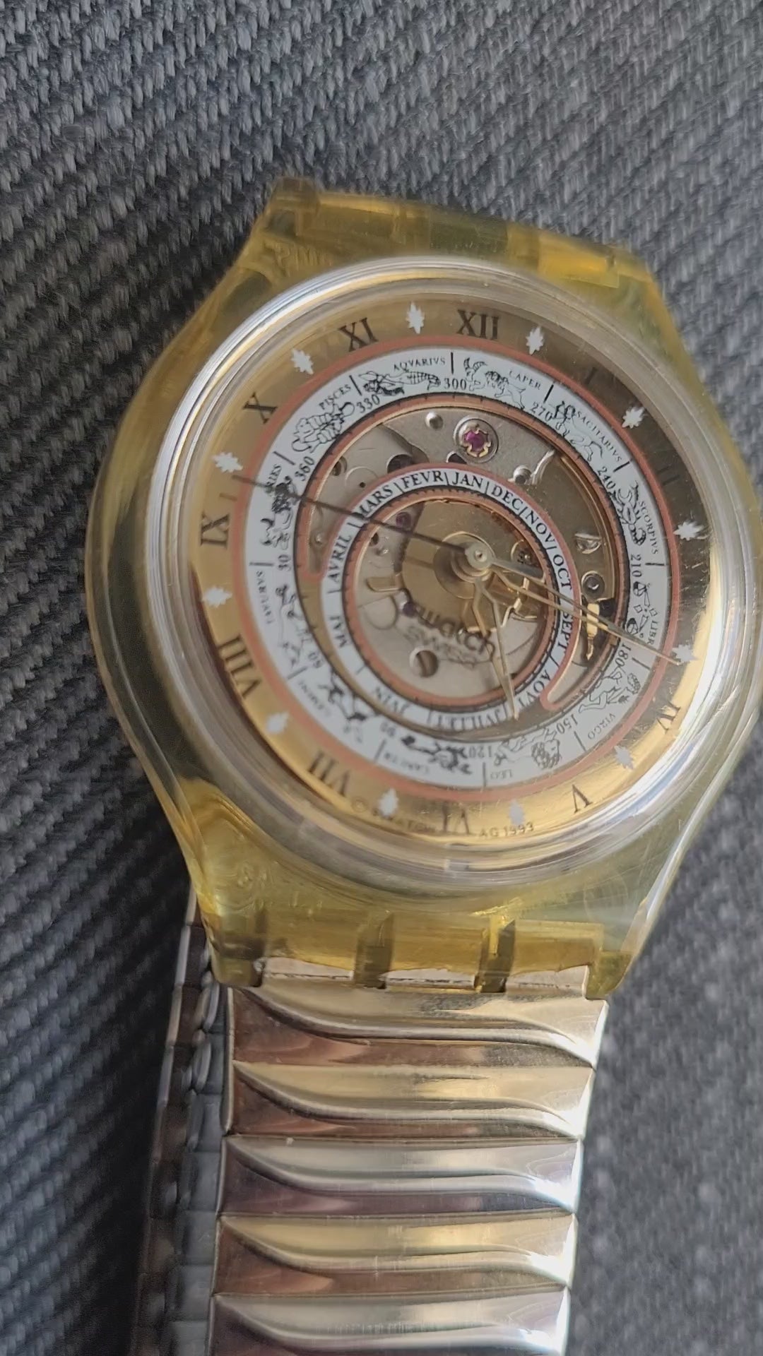 Swatch Automatic Uhr „Time to Move“ von 1993 mit sichtbarem Uhrwerk und astronomischem Zifferblatt.