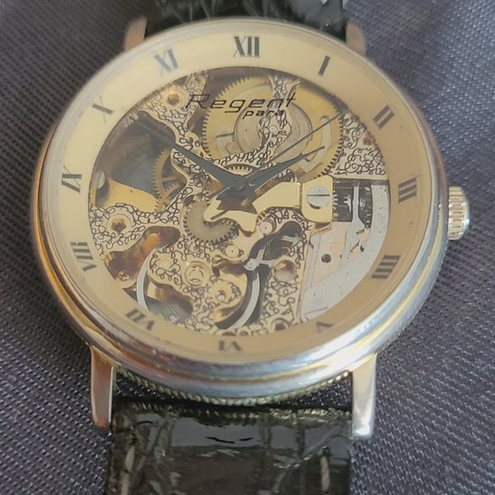 Video passend zu Klassische Regent Para Automatik Herrenuhr mit Edelstahlgehäuse, hellem Zifferblatt und Lederarmband.