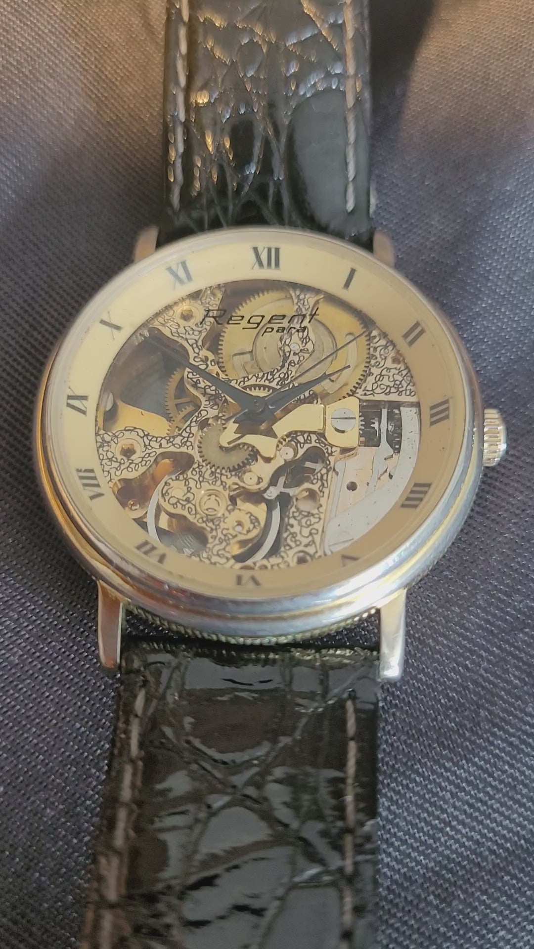 Video passend zu Klassische Regent Para Automatik Herrenuhr mit Edelstahlgehäuse, hellem Zifferblatt und Lederarmband.