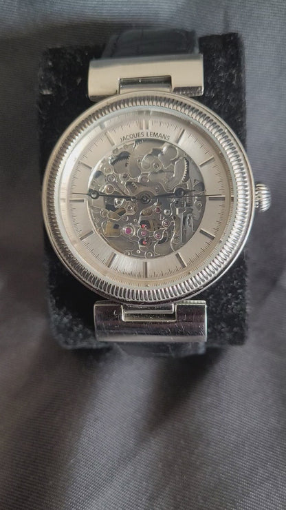 Video-Faszination Mechanik: Jacques Lemans Automatik 1-1212 Skelett-Herrenuhr mit poliertem Edelstahlgehäuse und transparentem Einblick in das Uhrwerk.