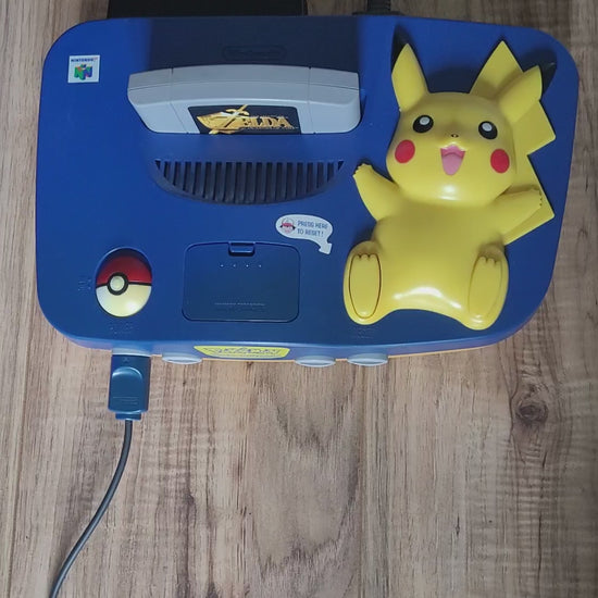 Nintendo 64 Pikachu Edition Retro/Vintage Konsole mit blauem Controller, Jumper Pack und Zubehör – seltenes Sammlerstück, geprüft und funktionsfähig.