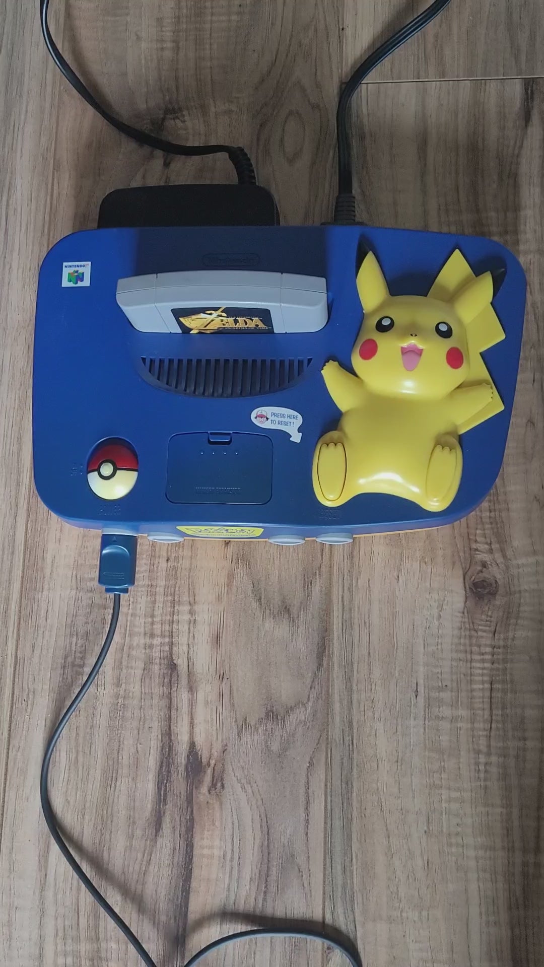 Nintendo 64 Pikachu Edition Retro/Vintage Konsole mit blauem Controller, Jumper Pack und Zubehör – seltenes Sammlerstück, geprüft und funktionsfähig.
