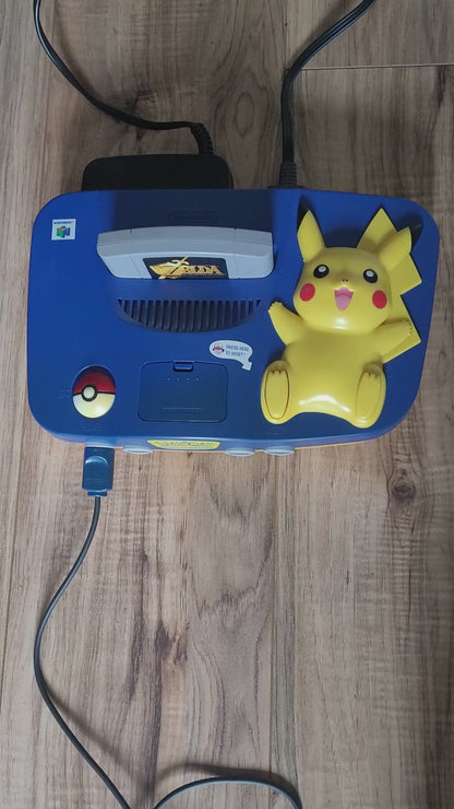 Nintendo 64 Pikachu Edition Retro/Vintage Konsole mit blauem Controller, Jumper Pack und Zubehör – seltenes Sammlerstück, geprüft und funktionsfähig.