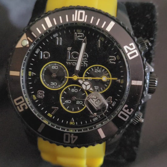 Sportliche Ice-Watch Chrono Herren-Armbanduhr in Schwarz und Gelb mit Datumsanzeige, Lupe und robustem Kunststoffarmband. Video.