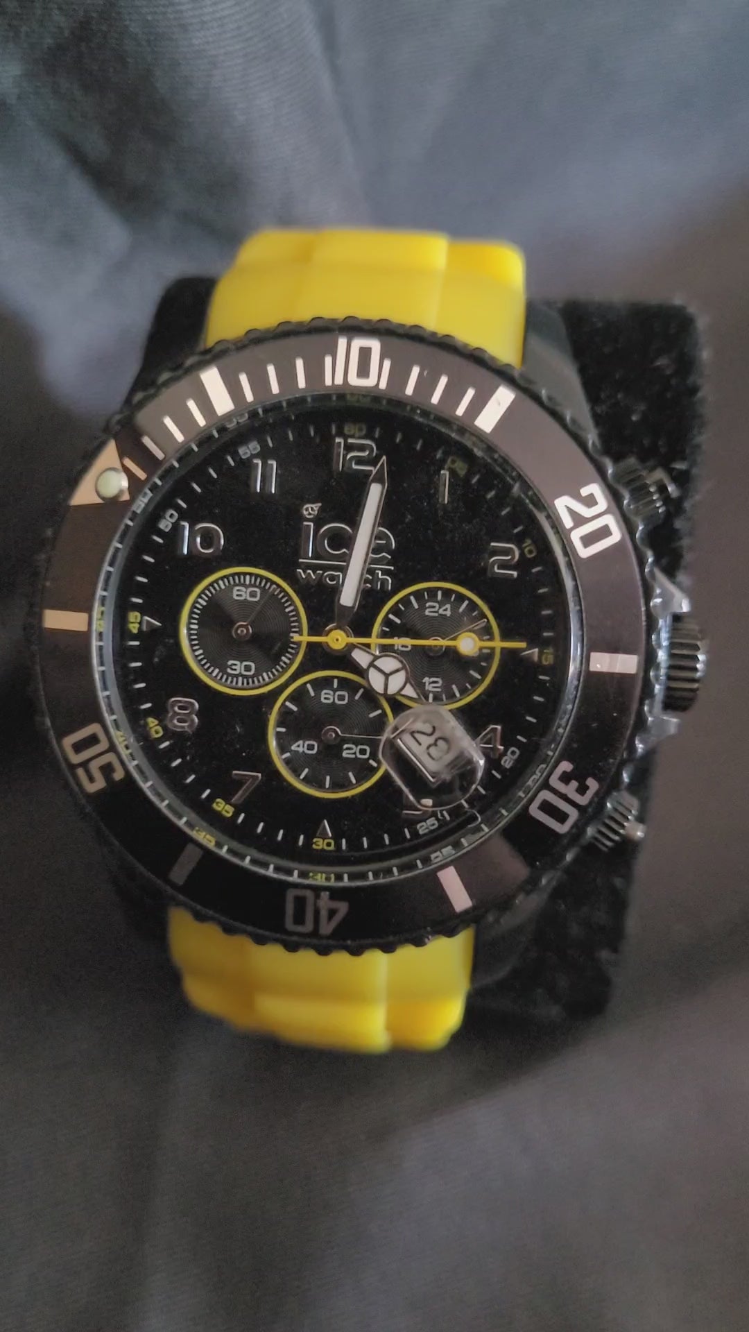 Sportliche Ice-Watch Chrono Herren-Armbanduhr in Schwarz und Gelb mit Datumsanzeige, Lupe und robustem Kunststoffarmband. Video.