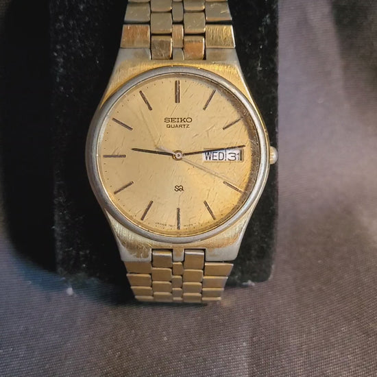 Video Klassische goldfarbene Seiko SQ Quartz Herrenuhr aus dem Jahr 1978 mit vergoldetem Gliederarmband und Tag-Datum-Anzeige.