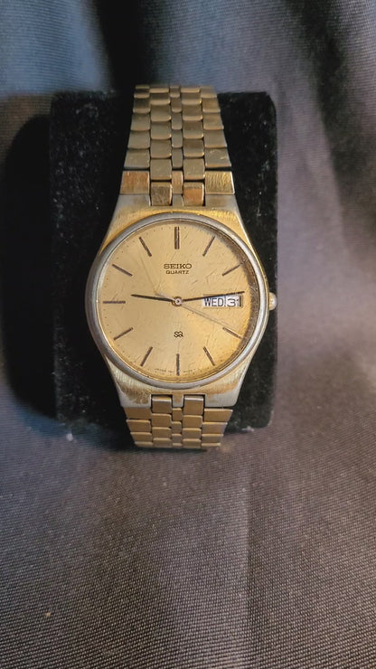 Video Klassische goldfarbene Seiko SQ Quartz Herrenuhr aus dem Jahr 1978 mit vergoldetem Gliederarmband und Tag-Datum-Anzeige.