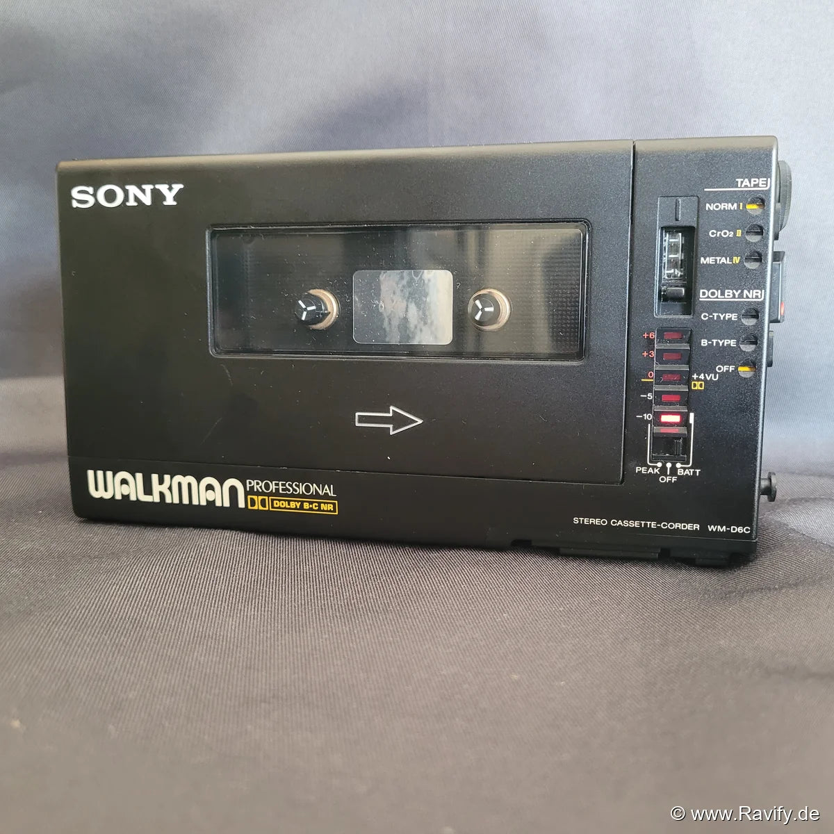 Video passend zum Sony Walkman WM-D6C Professional Kassetten-Recorder mit Schutzhülle und Tragegurt. Perfekt für Sammler oder ideal als Vintage-Geschenk.
