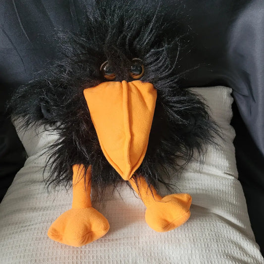 Schwarze Rabe Rudi Plüsch-Handpuppe mit orangem Schnabel und Beinen aus der TV-Serie Siebenstein.