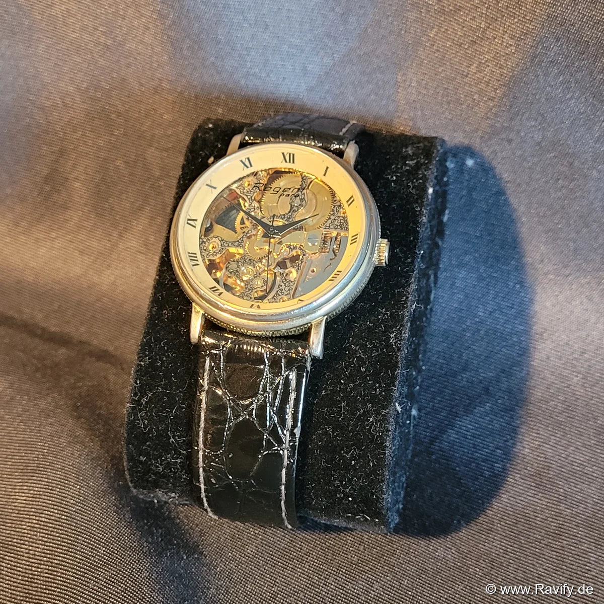 Klassische Regent Para Automatik Herrenuhr mit Edelstahlgehäuse, hellem Zifferblatt und Lederarmband.