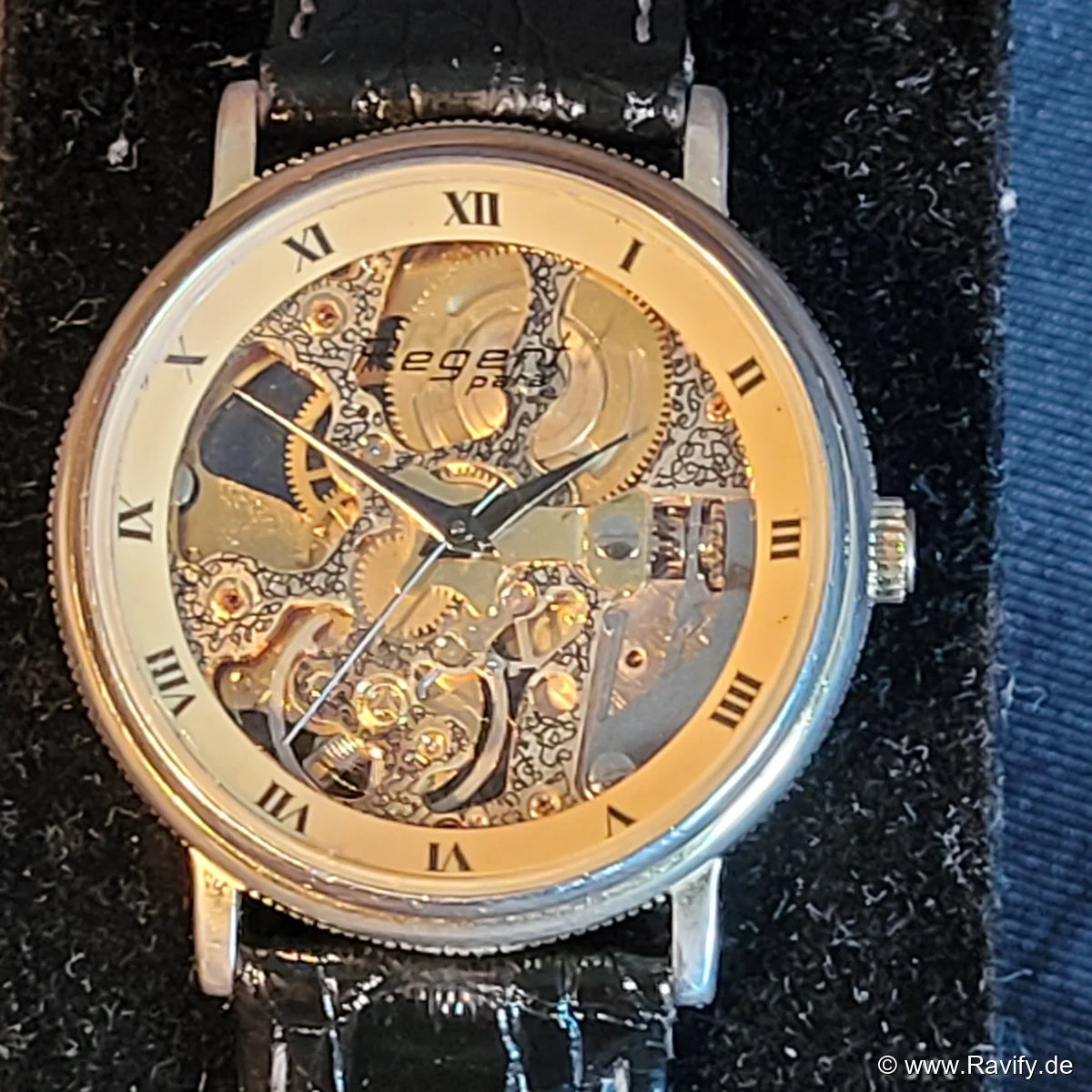 Klassische Regent Para Automatik Herrenuhr mit Edelstahlgehäuse, hellem Zifferblatt und Lederarmband.
