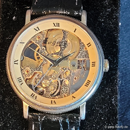 Klassische Regent Para Automatik Herrenuhr mit Edelstahlgehäuse, hellem Zifferblatt und Lederarmband.
