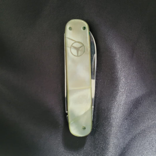 Vintage Werbe-Taschenmesser von RICHARTZ Solingen für Mercedes-Benz, ca. 7,5cm, mit Schalen in Perlmutt-Optik und Mercedes-Logo.