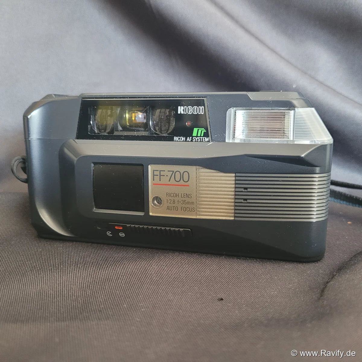 Ricoh FF-700 35mm Point and Shoot vintage Analogkamera mit Ricoh Lens 35mm f2.8 Objektiv.