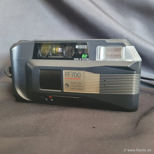 Ricoh FF-700 35mm Point and Shoot vintage Analogkamera mit Ricoh Lens 35mm f2.8 Objektiv.