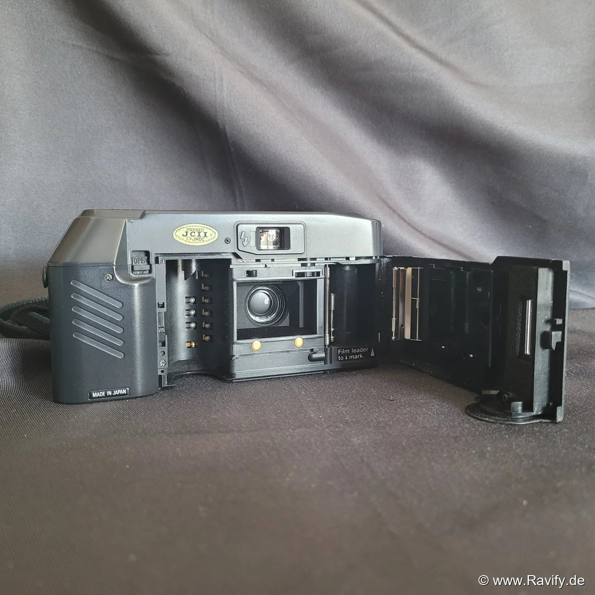 Ricoh FF-700 35mm Point and Shoot vintage Analogkamera mit Ricoh Lens 35mm f2.8 Objektiv. Geöffnetes Kamerafach.