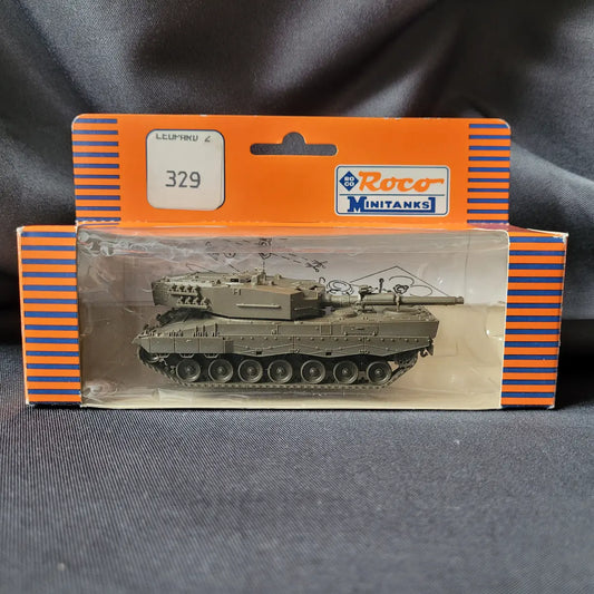 Vintage Miniaturmodell des Leopard 2 Kampfpanzers von Roco Minitanks in der orangefarbenen Originalverpackung.