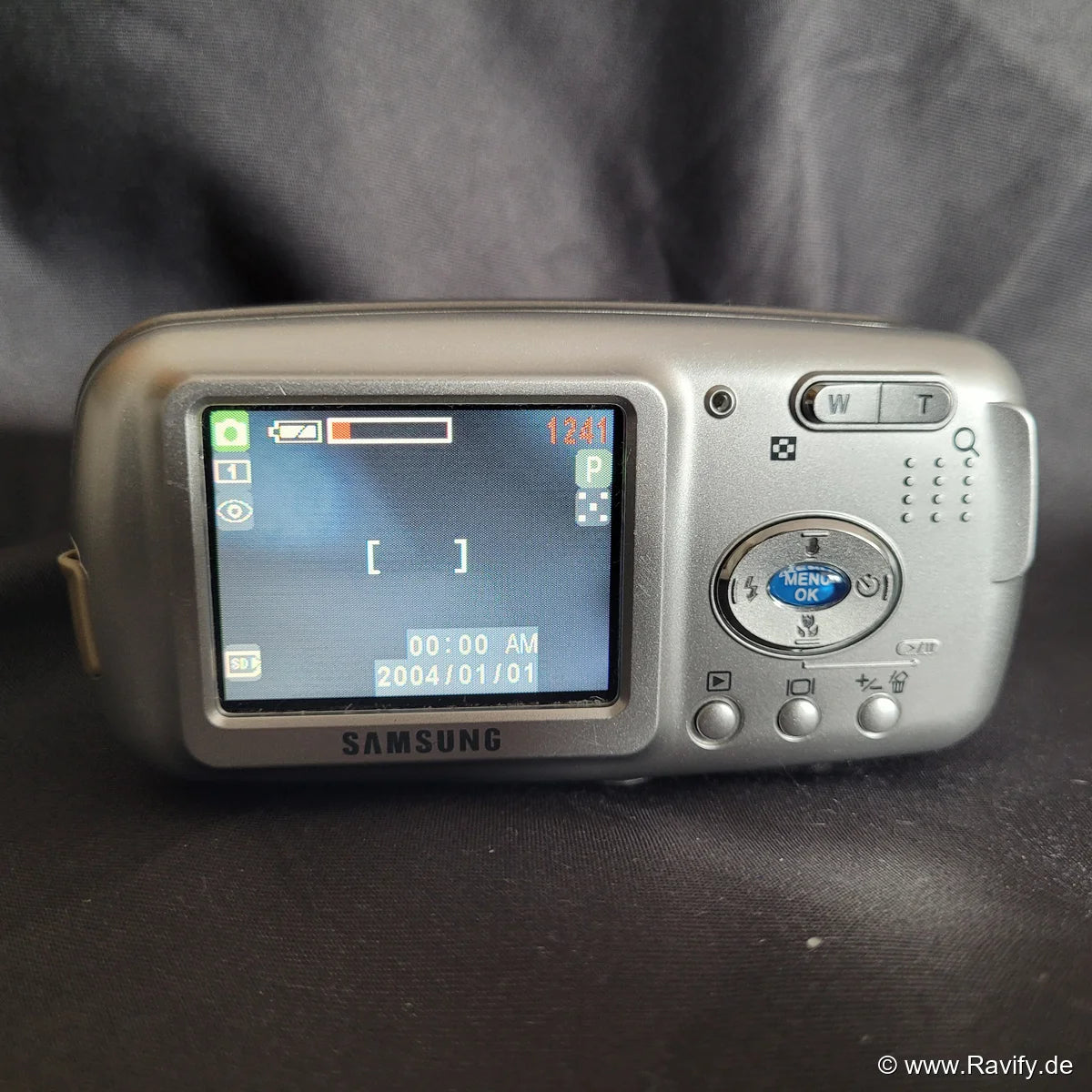 Kompakte silberne Samsung Digimax A400 Y2K-Digitalkamera mit 4.0 Megapixeln, ausfahrbarem Zoom-Objektiv und 2.0 Zoll LCD-Display.